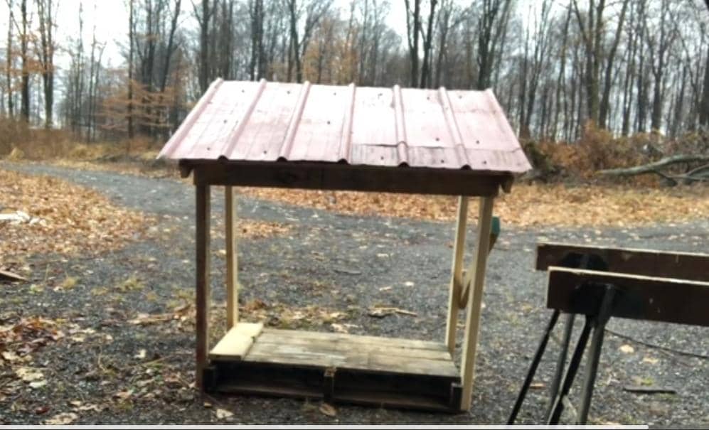 Simple Generator Shed With a Pallet Base