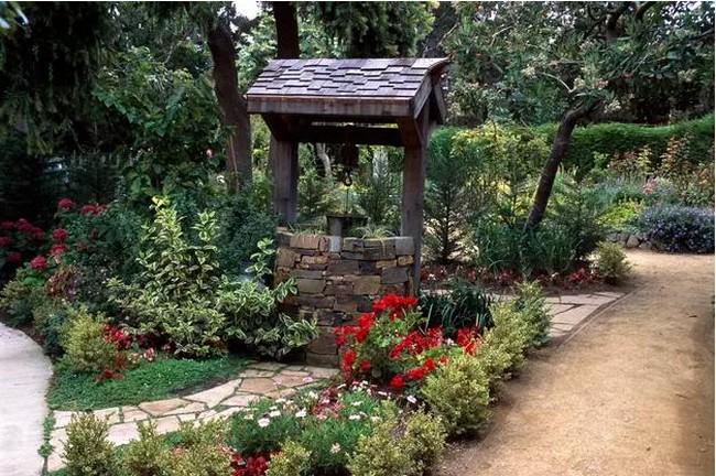  Wishing Well With Brick Base